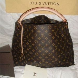 Women Louis Vuitton bag